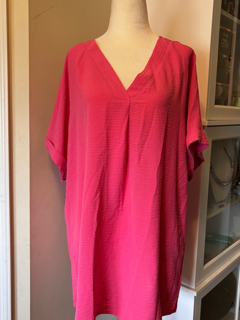 Relaxed V-Neck Short Sleeve Tunic in Bright Pink